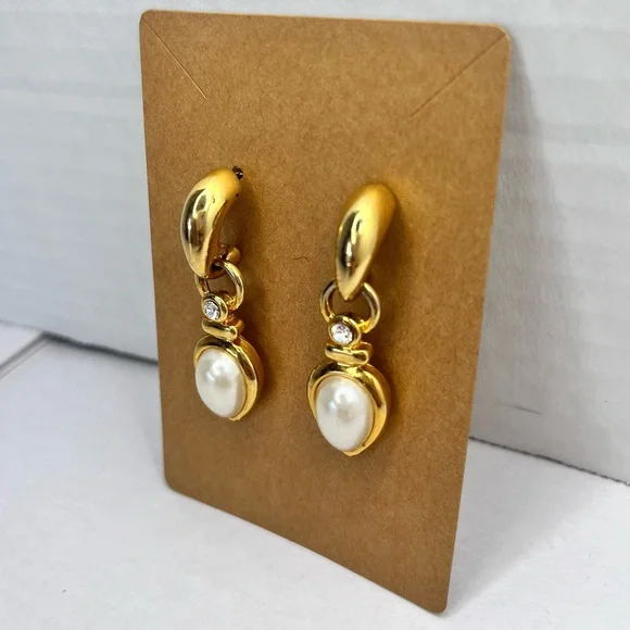 SOLD!! 🧾🍒VINTAGE CHUNKY HOOP EARRINGS TEARDROP FAUX PEARL DANGLE GOLD TONE - Picture 6 of 7